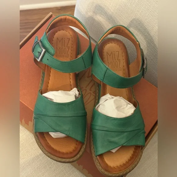 NIB... Miz Mooz Haley Gold Sandals Size 38 EU ...Size 7.5-8 US - Picture 1 of 4